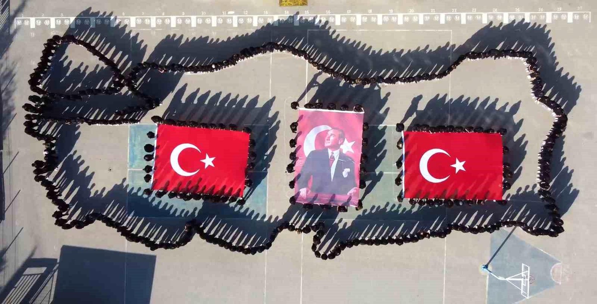 Bursa\'da Öğrencilerden Cumhuriyet Bayramı Kutlaması