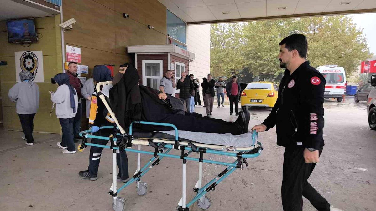 İnegöl\'de Otomobil Çarpıştı, 2 Yaralı