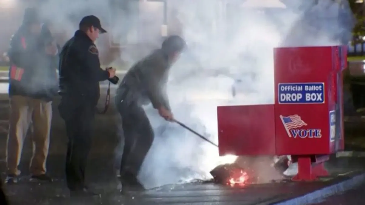 ABD\'de oy sandıkları kundaklandı! Polis her yerde saldırganı arıyor