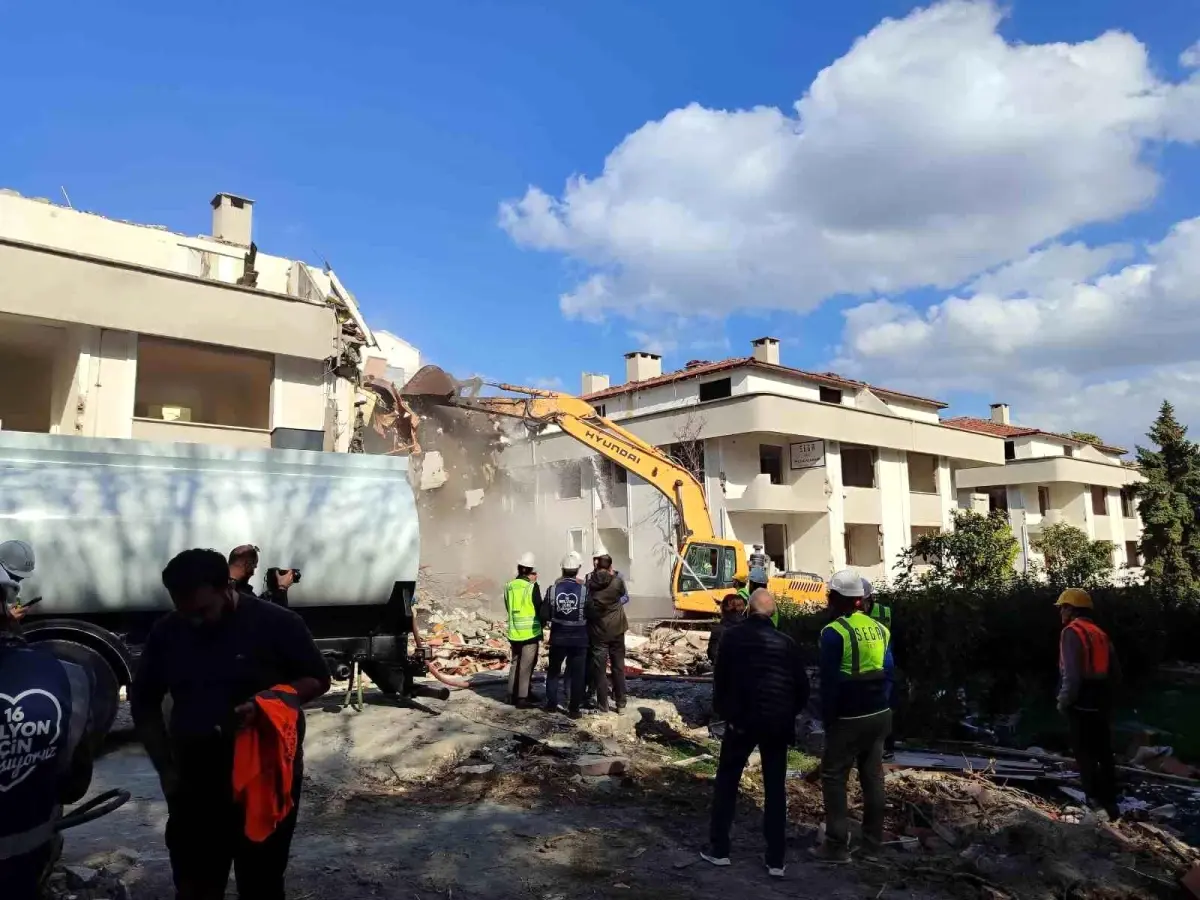 Bakırköy\'de Çürük Binaların Yıkımına Başlandı