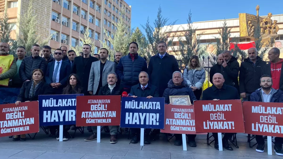 CHP\'den Öğretmen Atamalarına Protesto