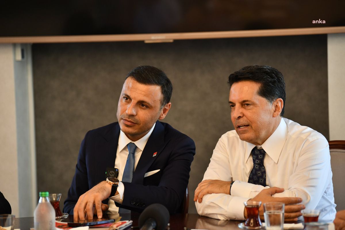 CHP İstanbul İl Başkanı Ahmet Özer\'in Gözaltına Alınmasına Tepki Gösterdi