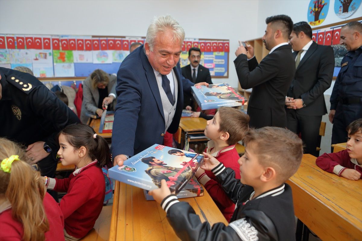 Çorum\'da "Şehidimizden Kardeşine Hediye Var Projesi" kapsamında eğitim seti dağıtıldı