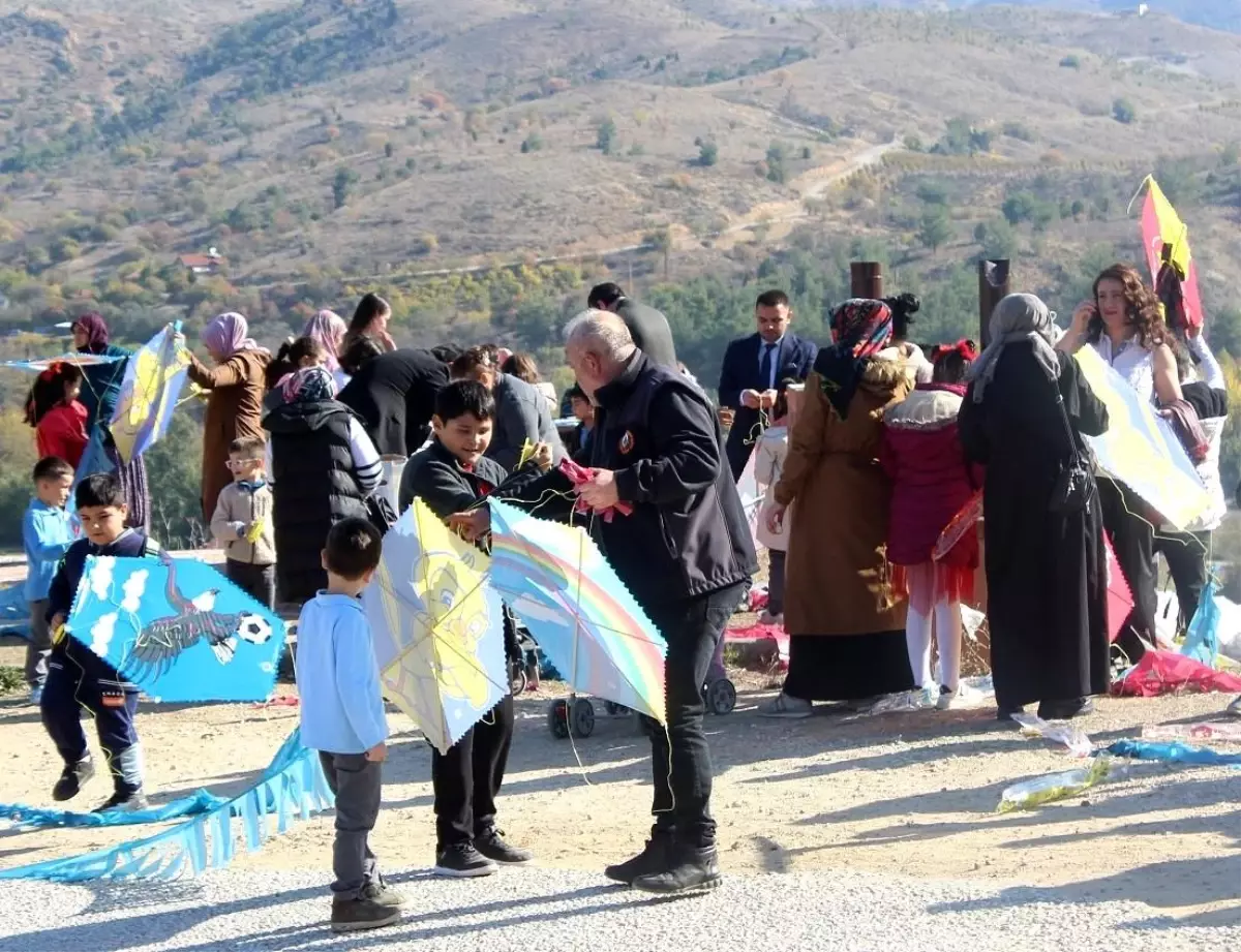 İnhisar Belediyesi\'nden Cumhuriyetin 101. Yılına Özel Uçurtma Dağıtımı