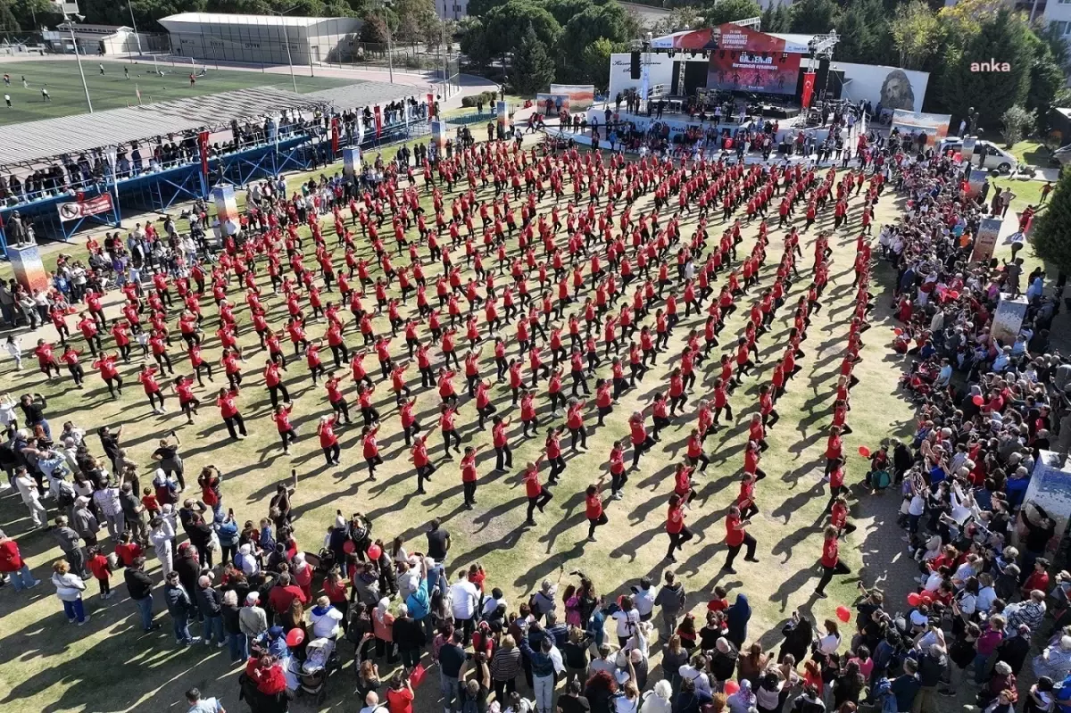 Gaziemir\'de Cumhuriyet Coşkusu: 750 Kişi Harmandalı Oynadı