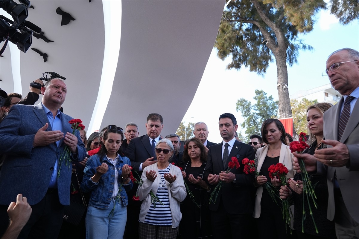 İzmir\'de Deprem Şehitleri Anıldı