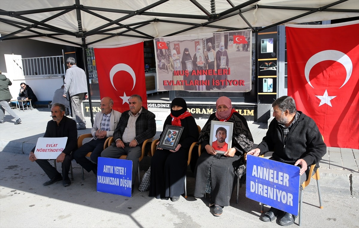 Muş\'ta Evlat Nöbeti Devam Ediyor