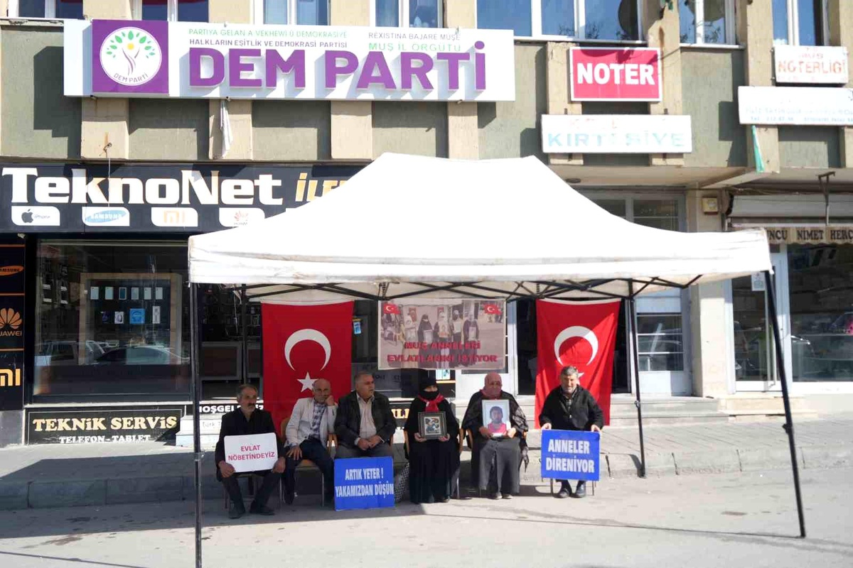 Muş\'ta Evlat Nöbeti Devam Ediyor