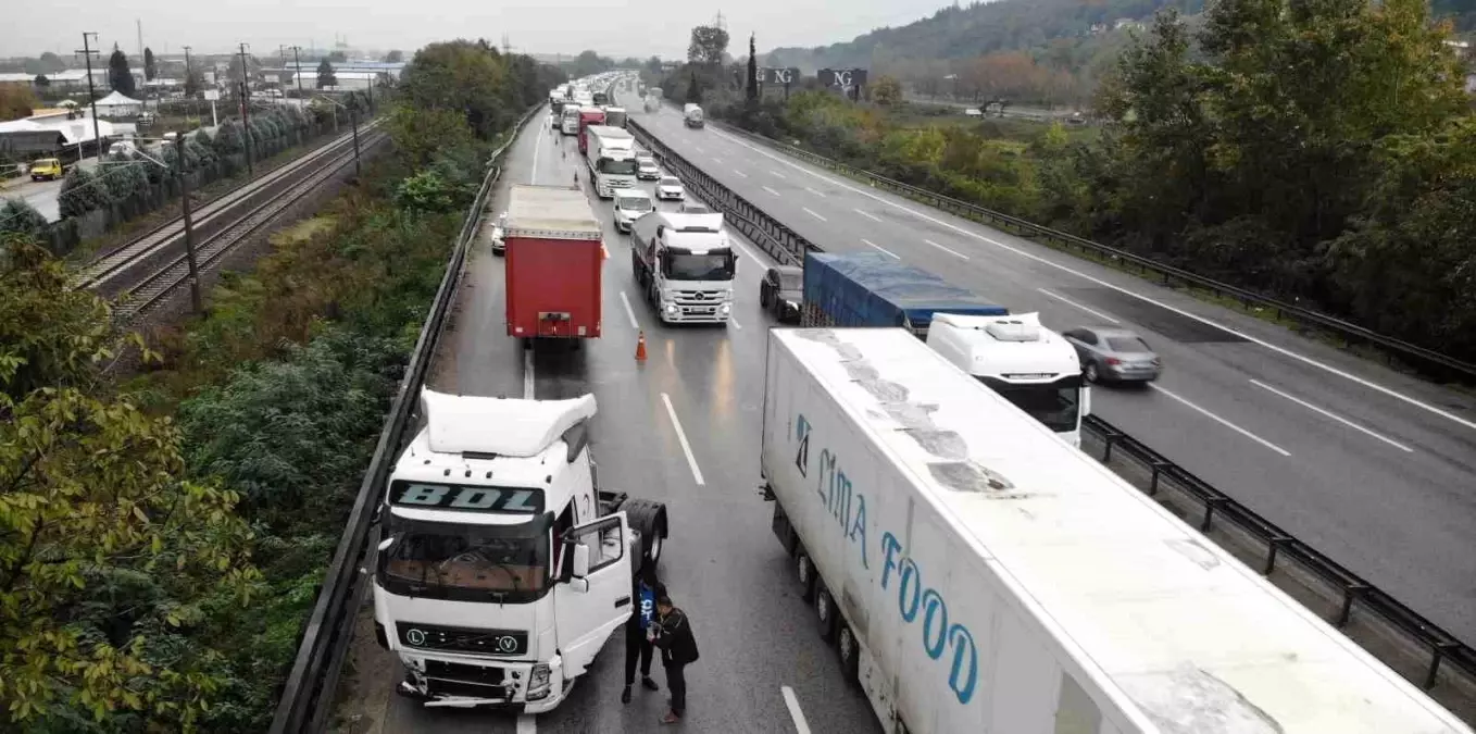 Sakarya\'da Trafik Kazası: Otobüs ve Tır Çarpıştı