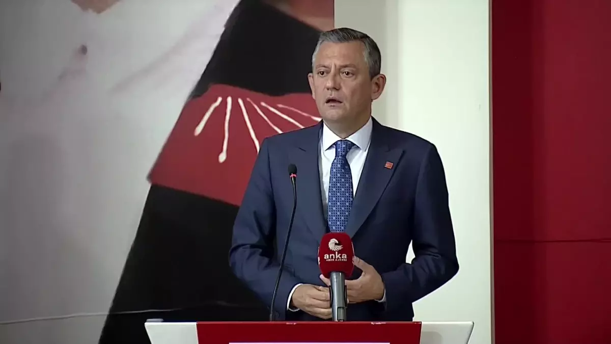 Özgür Özel\'den Cumhurbaşkanı Erdoğan\'a: "Ben Meclis\'i Adres Gösteriyorum, Devlet Bey ve Sen Abdullah Öcalan\'a Adres Diye Meclis\'i Gösteriyorsun"