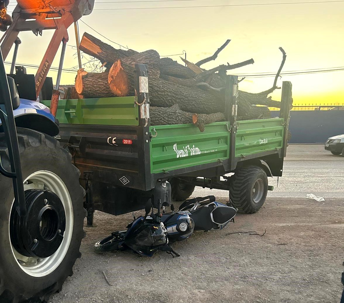 Traktörle Motosiklet Çarpıştı: Sürücü Kurtuldu
