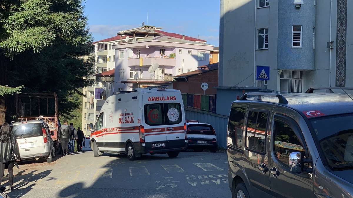 Rize\'de Yaya Geçidinde Kaza: Öğrenci Yaralandı