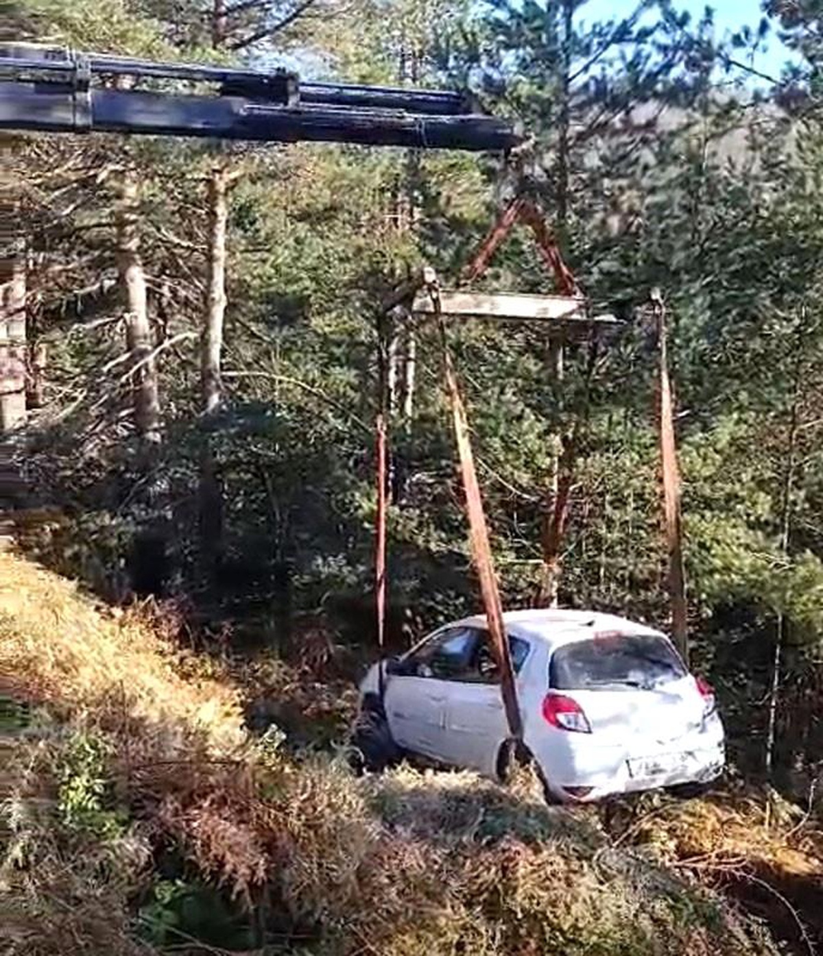 Bolu\'da Kontrolden Çıkan Otomobil Ağaçlık Alana Uçtu