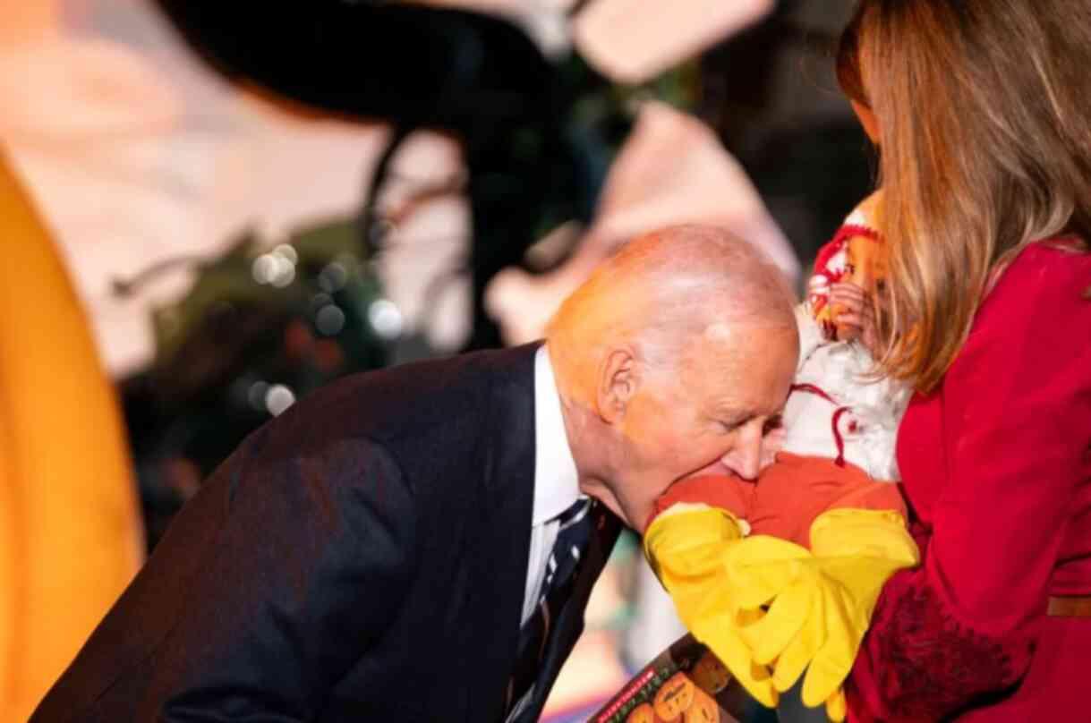 ABD Başkanı Biden, Joe Biden Beyaz Saray'ın Cadılar Bayramı partisinde üç bebeği ısırdı