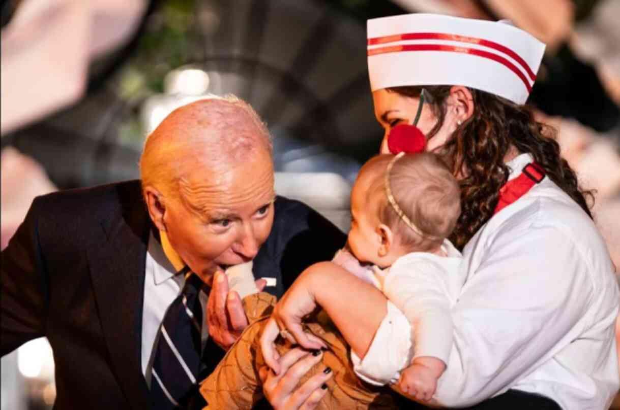 ABD Başkanı Biden, Joe Biden Beyaz Saray'ın Cadılar Bayramı partisinde üç bebeği ısırdı