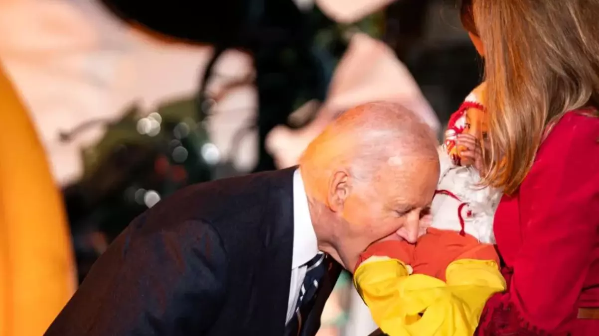 ABD Başkanı Biden, Joe Biden Beyaz Saray\'ın Cadılar Bayramı partisinde üç bebeği ısırdı