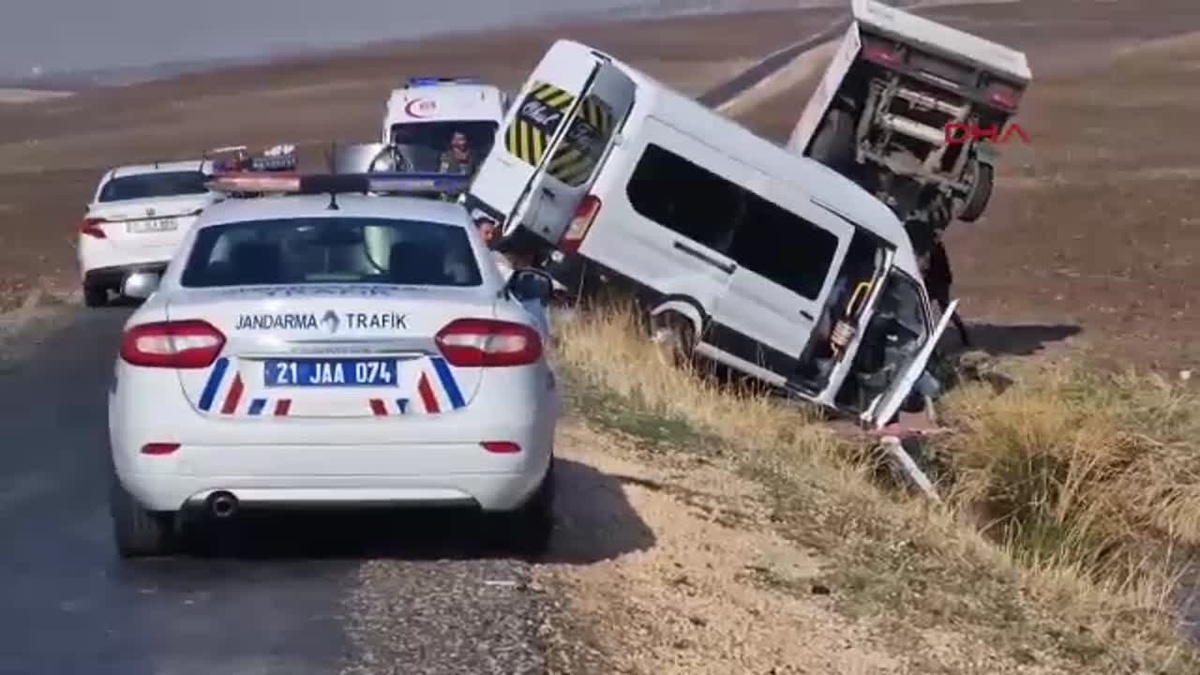 Diyarbakır\'da Trafik Kazası: 17 Yaralı