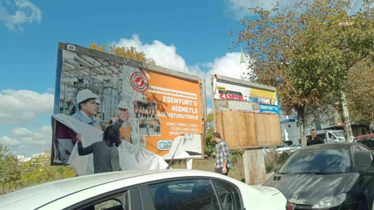 Esenyurt'ta bilboardlardaki Ahmet Özer fotoğrafları ve CHP duyuruları söküldü