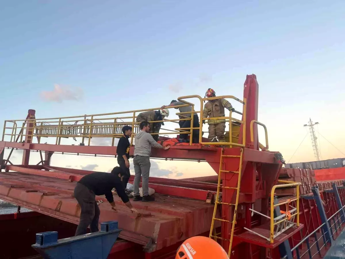 İstanbul\'da Vincin Devrilmesi: 3 Yaralı