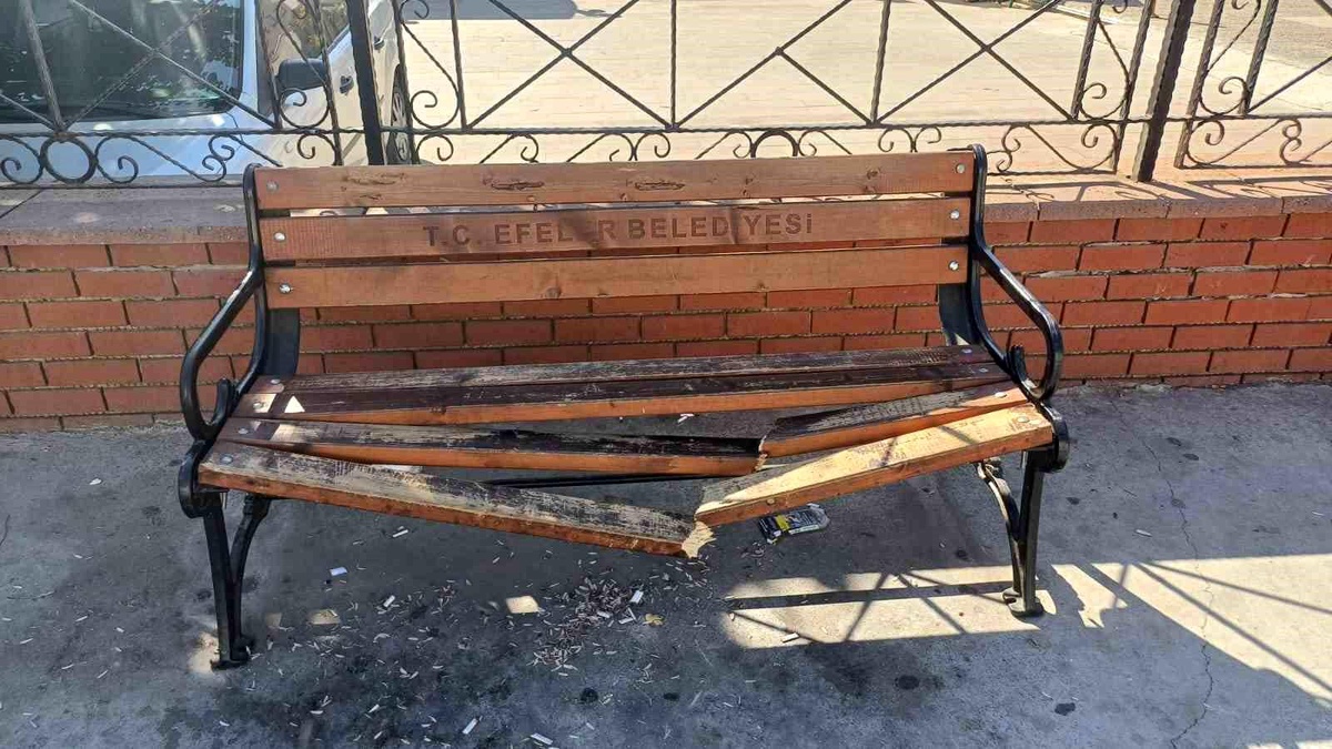 Efeler\'de Bank Vandalizmi