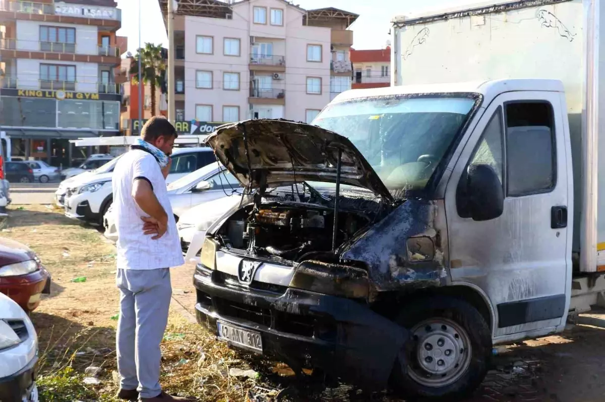 Antalya\'da Kamyonet Yangını