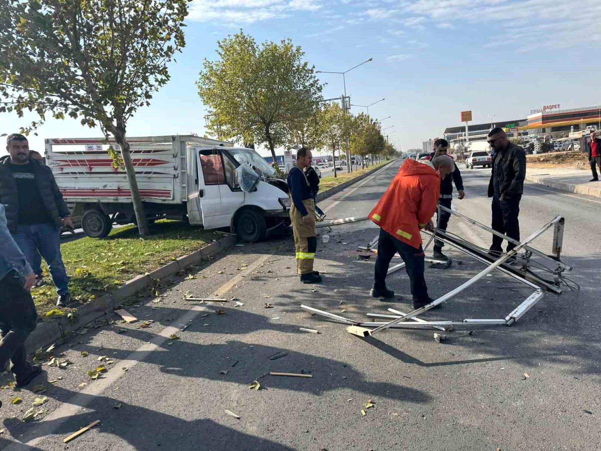 Mardin\'de Kamyonet Elektrik Direğine Çarptı