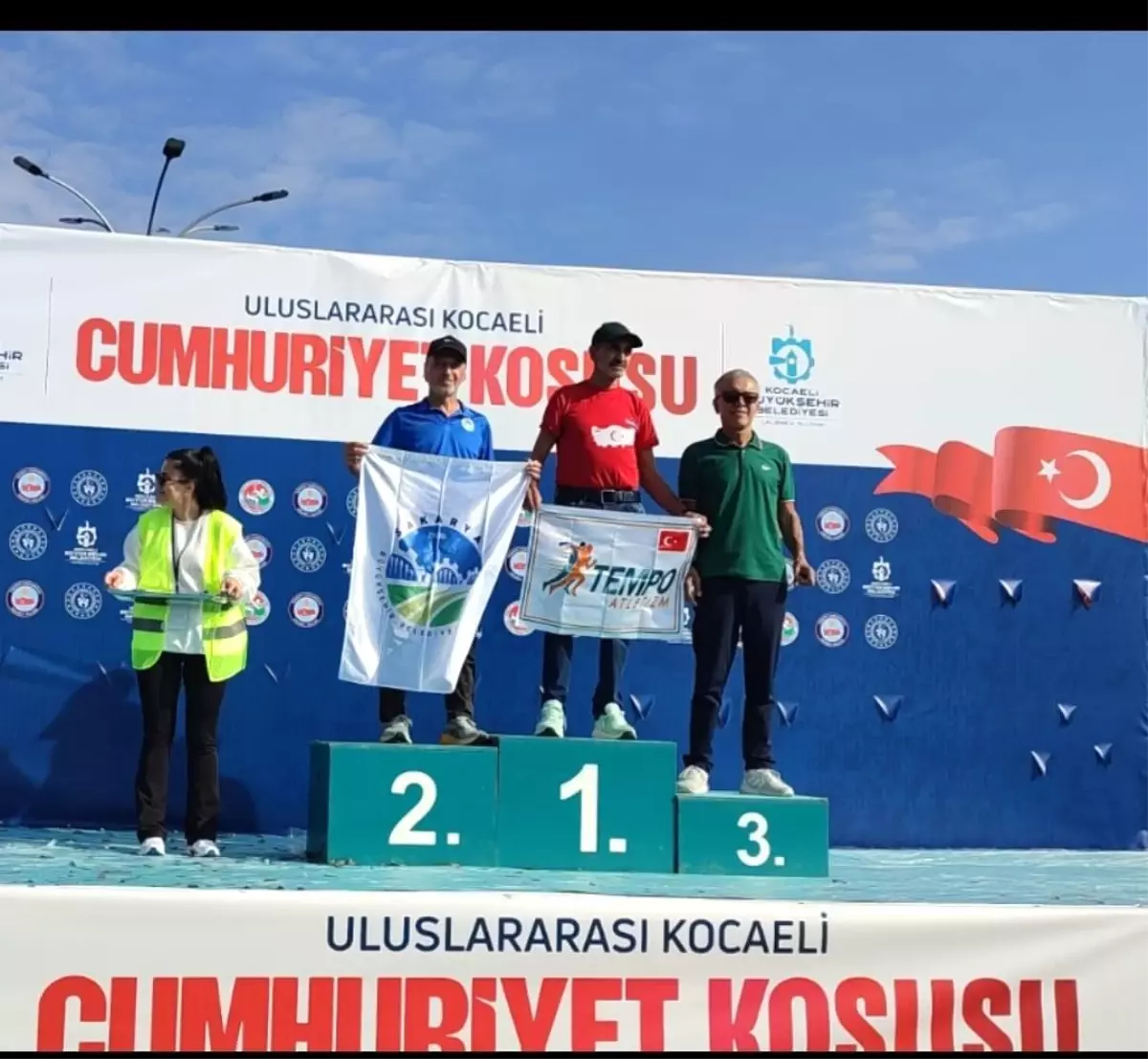 Sakarya Büyükşehir Belediyesi Atletizm Takımı, Cumhuriyet Koşuları\'ndan Madalya ile Döndü