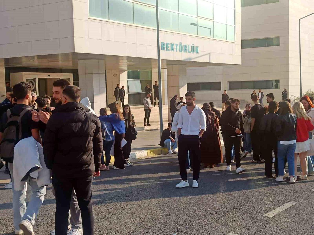 Öğrenciler Rektörlük Önünde Eylem Yaptı