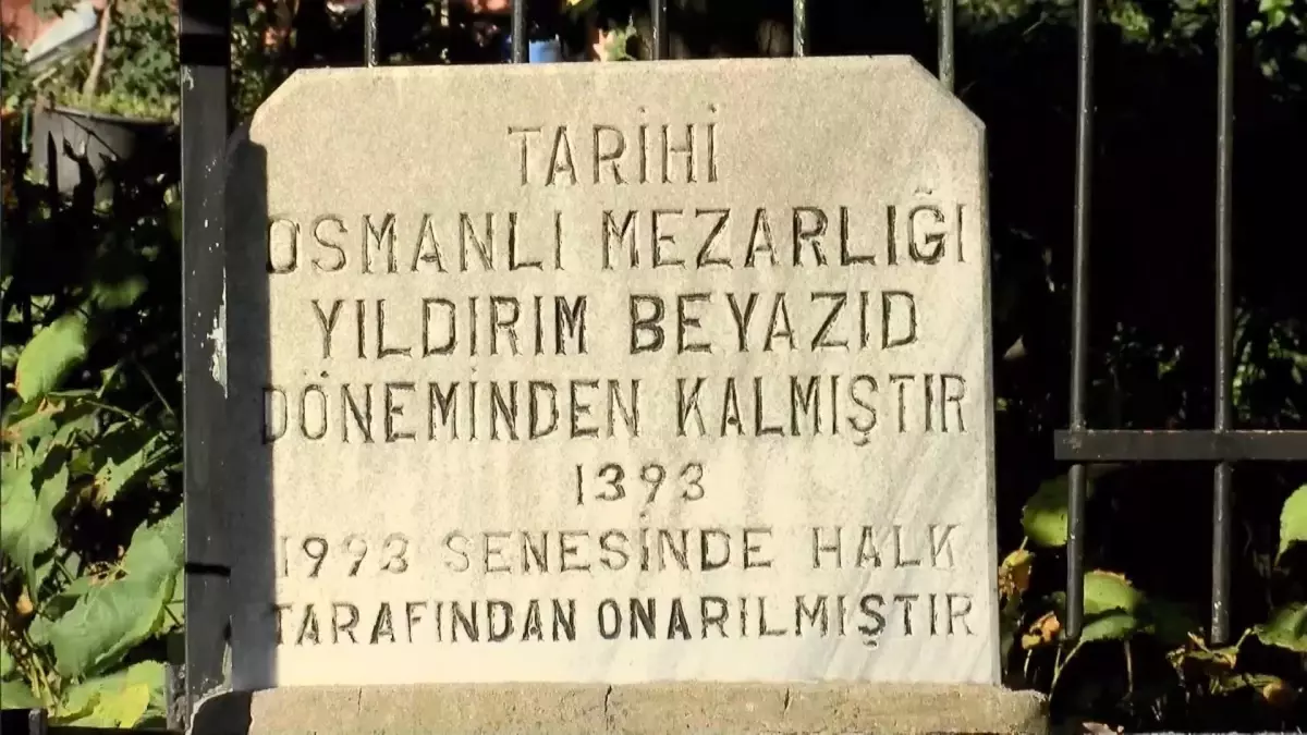 Tarihi mezarlık harabeye döndü