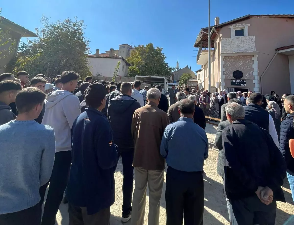 Denizli\'de Trafik Kazası: İki Genç Hayatını Kaybetti