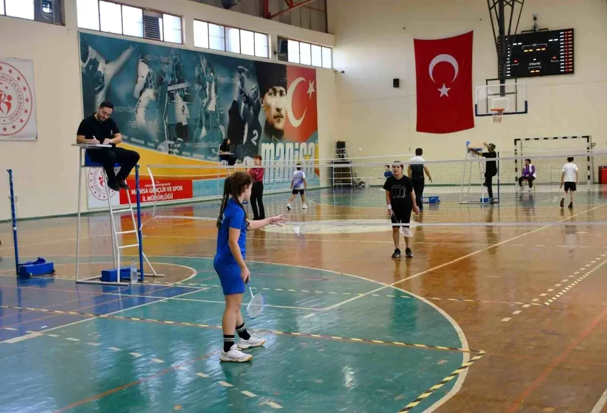 Yunusemre Belediyespor Badminton Takımı, Cumhuriyet Kupası\'nda 8 Madalya Kazandı