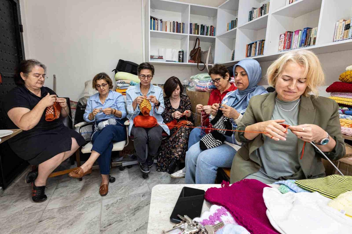 İzmirli Teyzelerden 30 Bin Çocuğa Sevgi Dolu Yardım