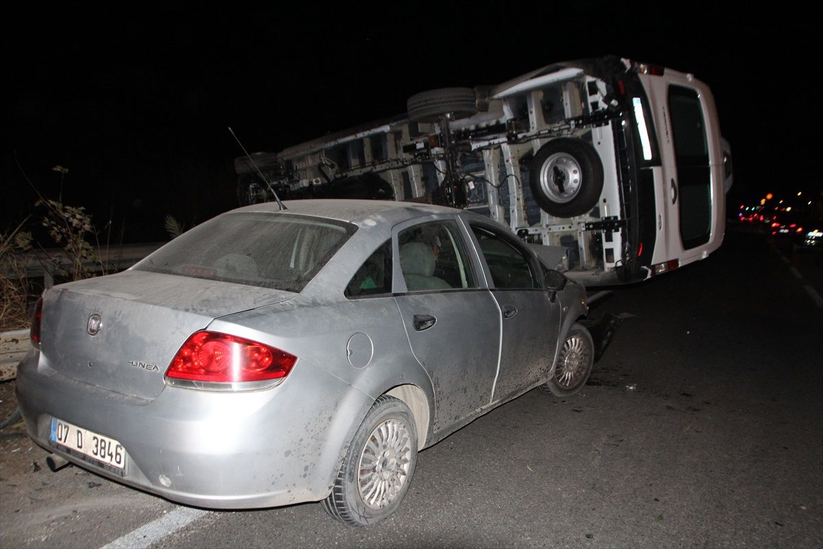 Antalya\'da Kazadan Sürücüler Yaralanmadan Kurtuldu