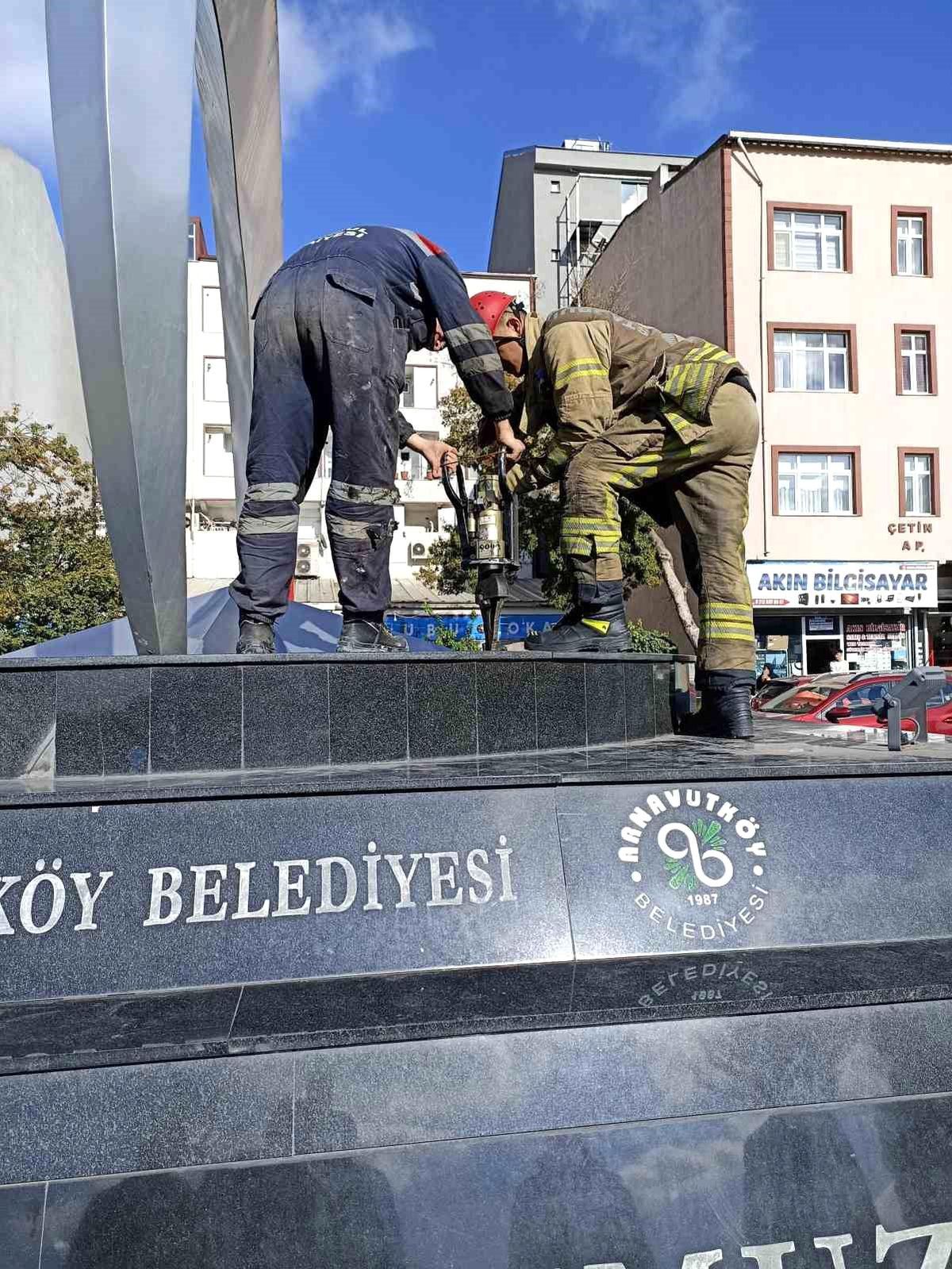 Arnavutköy\'de bir çocuk düşürdüğü parasını almak için girdiği anıtta mahsur kaldı