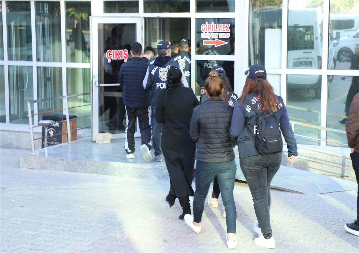 Denizli\'de Dolandırıcılık Çetesi Çökertildi