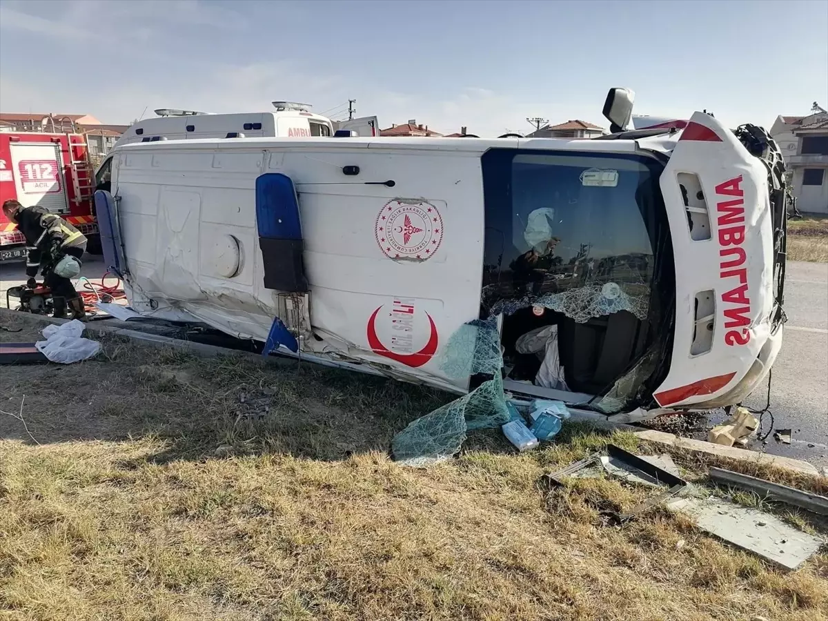 Edirne\'de Ambulans ve Otomobil Çarpıştı