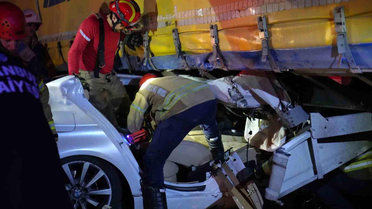 Esenyurt\'ta Trafik Kazası: Sürücü Kurtarıldı