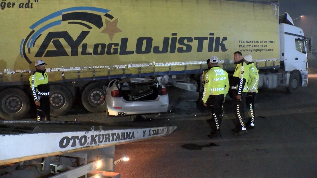 Esenyurt’ta TIR ile otomobil çarpıştı, sürücü yaralı