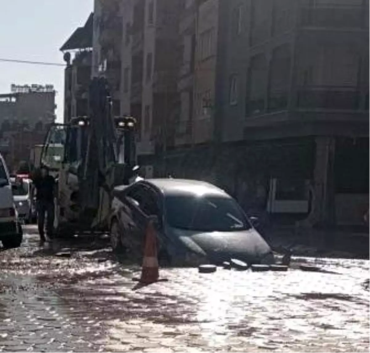 Aydın\'da Su Hattı Patladı, Otomobil Çukura Düştü