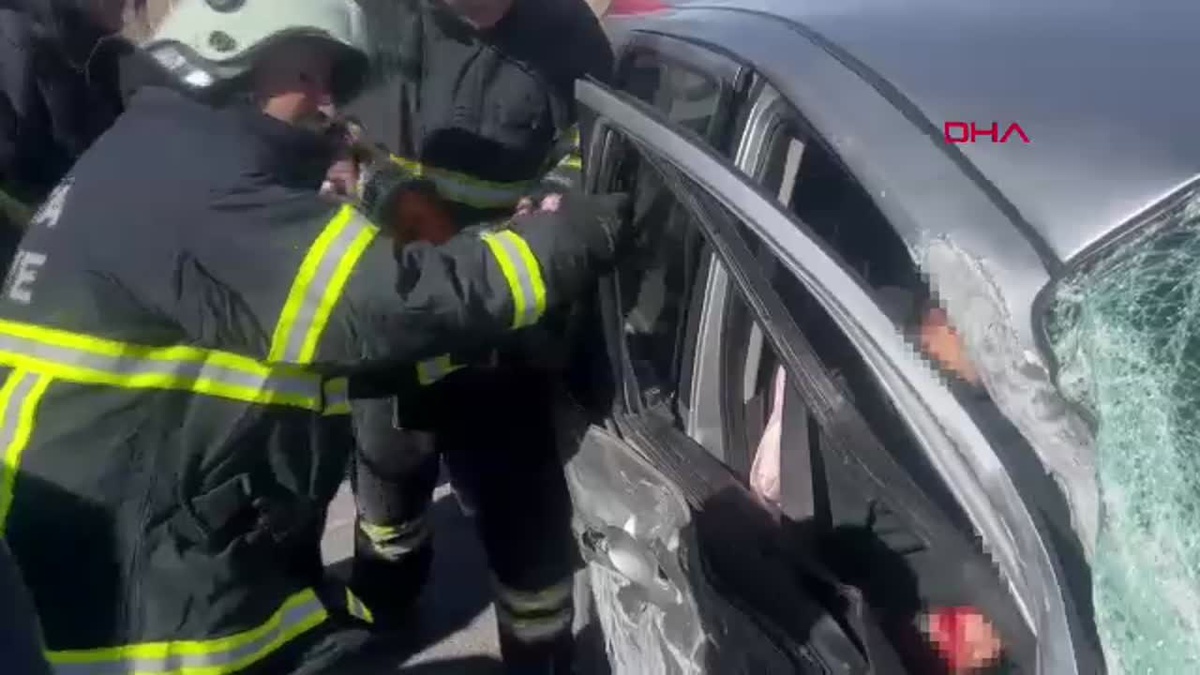 Isparta\'da Elektrik Direğine Çarpan Araçta İki Yaralı