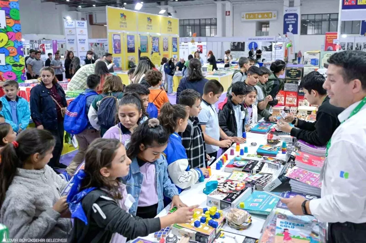 İzmir Kitap Fuarı\'na Yoğun İlgi: Edebiyat ve Sinema İsimleri Buluştu