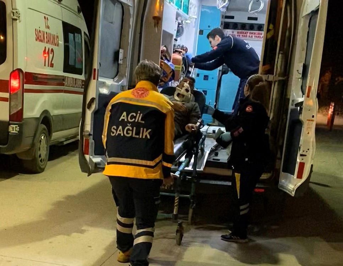 İnegöl\'de Otomobil Şarampole Yuvarlandı