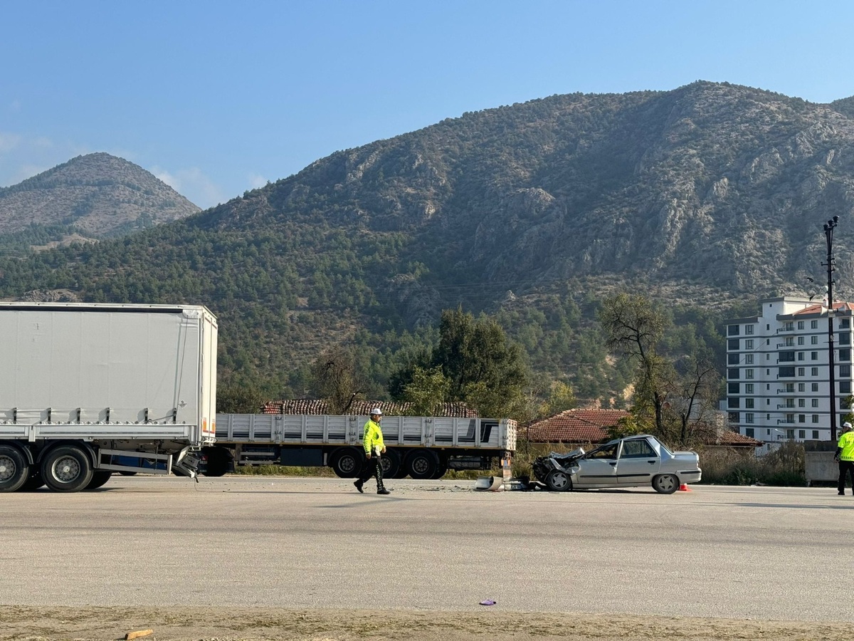 Amasya\'da TIR Kazası: Çift Yaralandı