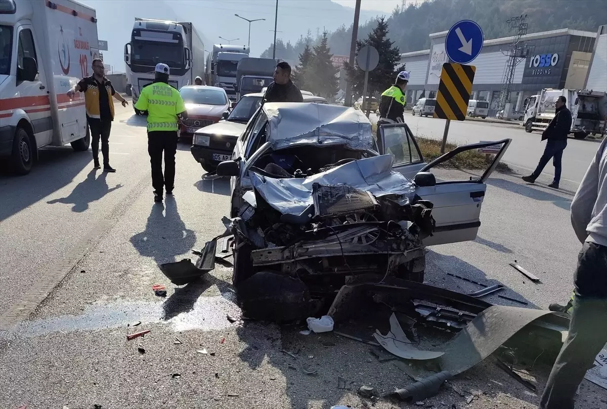 Amasya\'da Trafik Kazası: 2 Yaralı