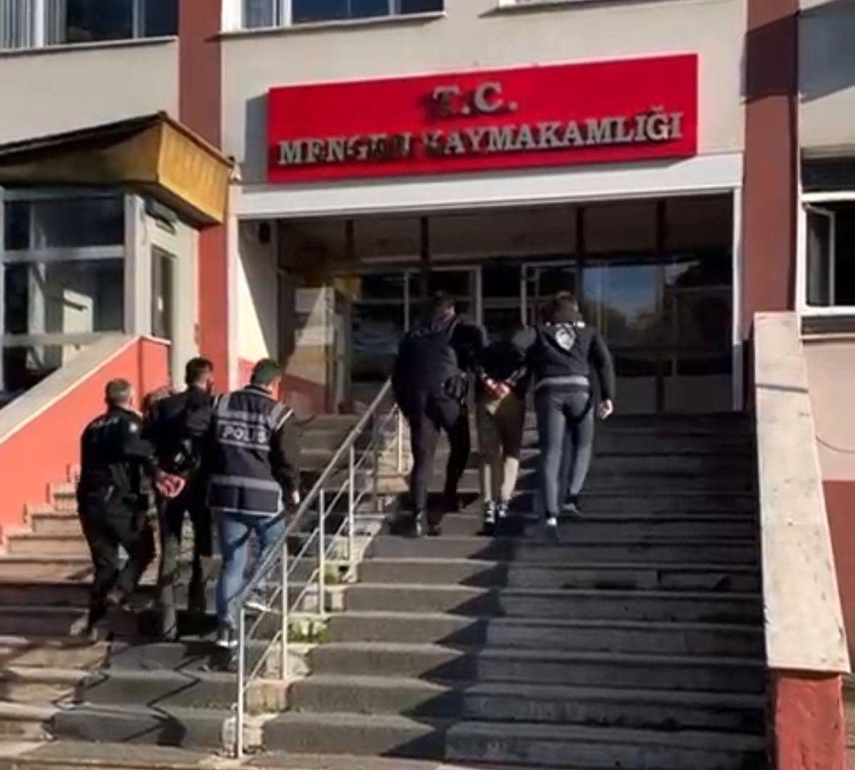 Hırsızlık Zanlıları 24 Saatte Yakalandı