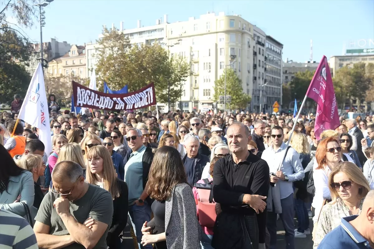 Belgrad\'da Eğitim Çalışanlarından Maaş Zamı Gösterisi