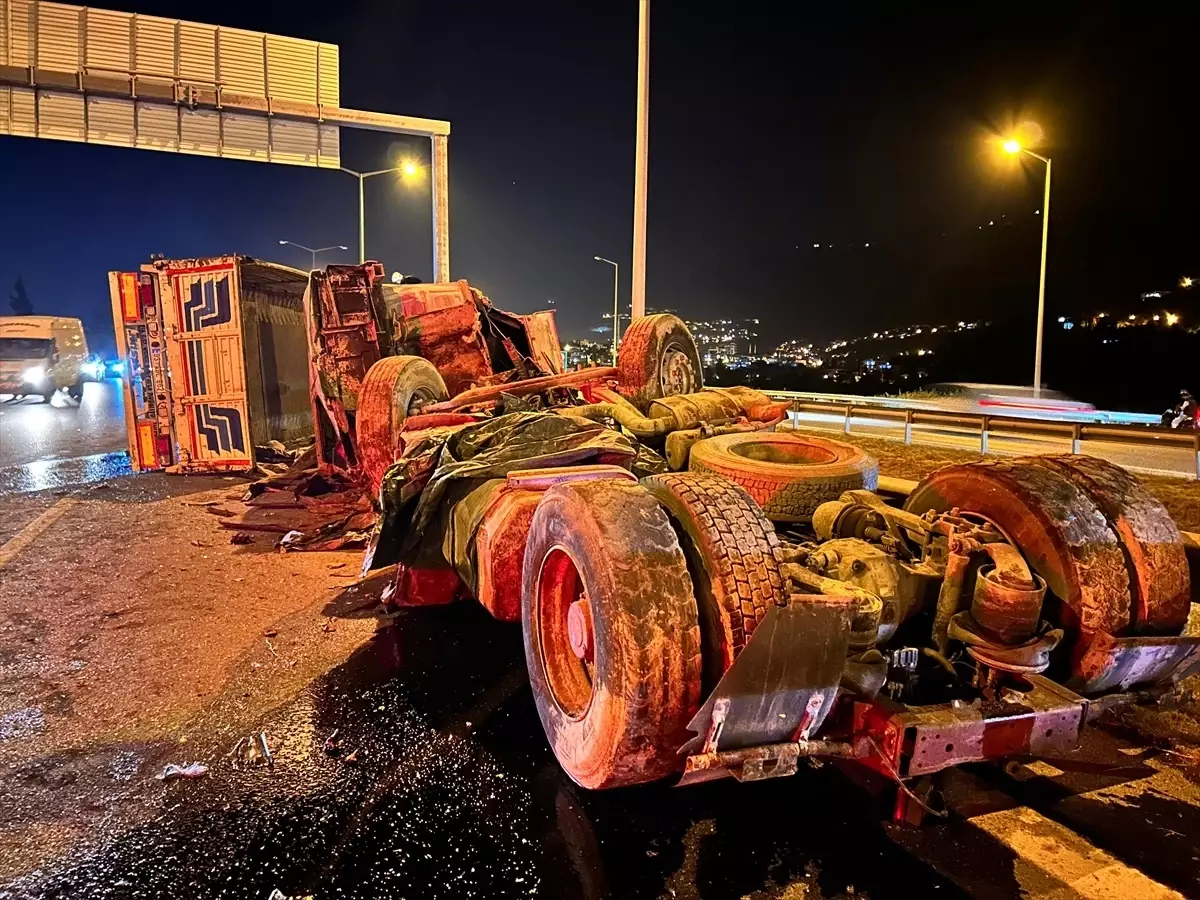 İskenderun\'da Tır Devrildi: Sürücü Yaralı