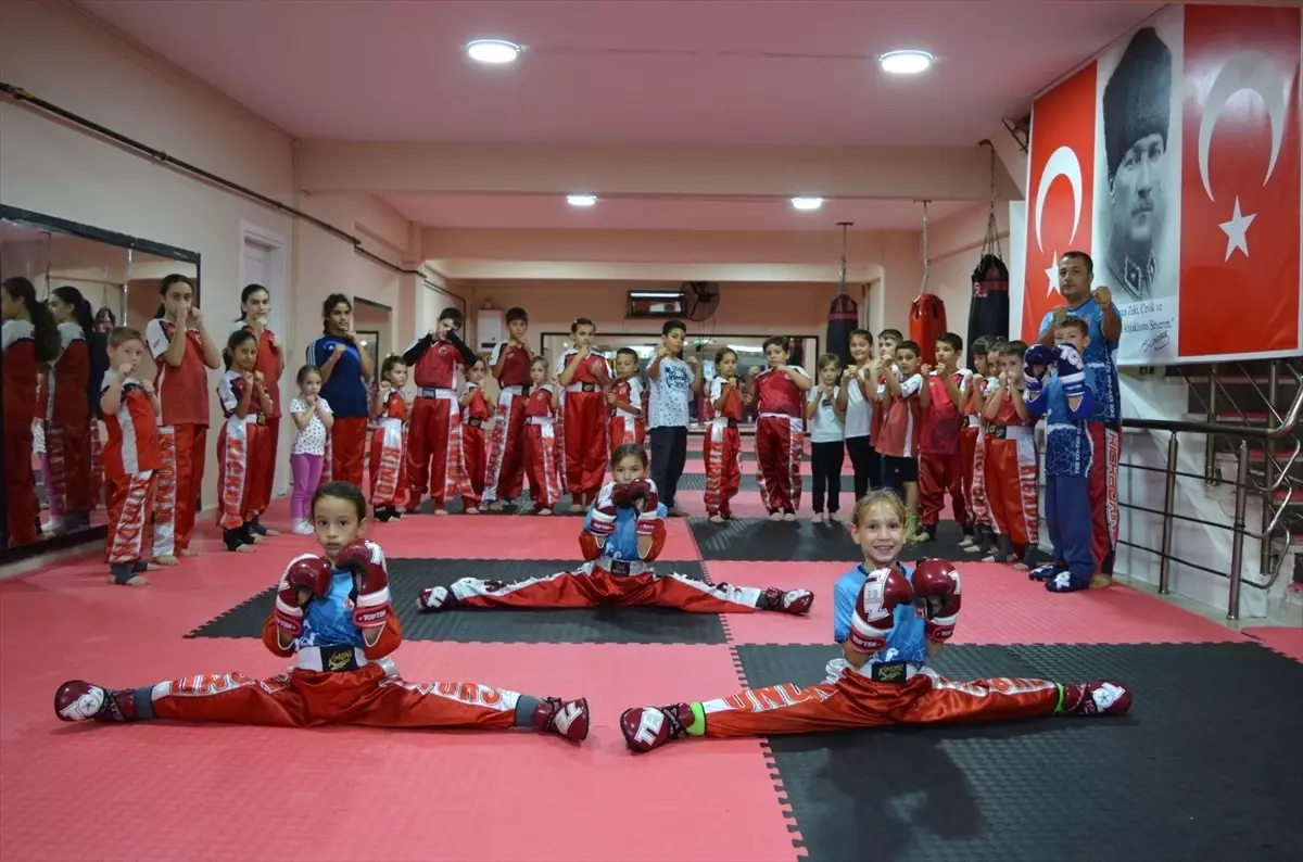 Çocuklar Kick Boks Öncesi Kitap Okuyor