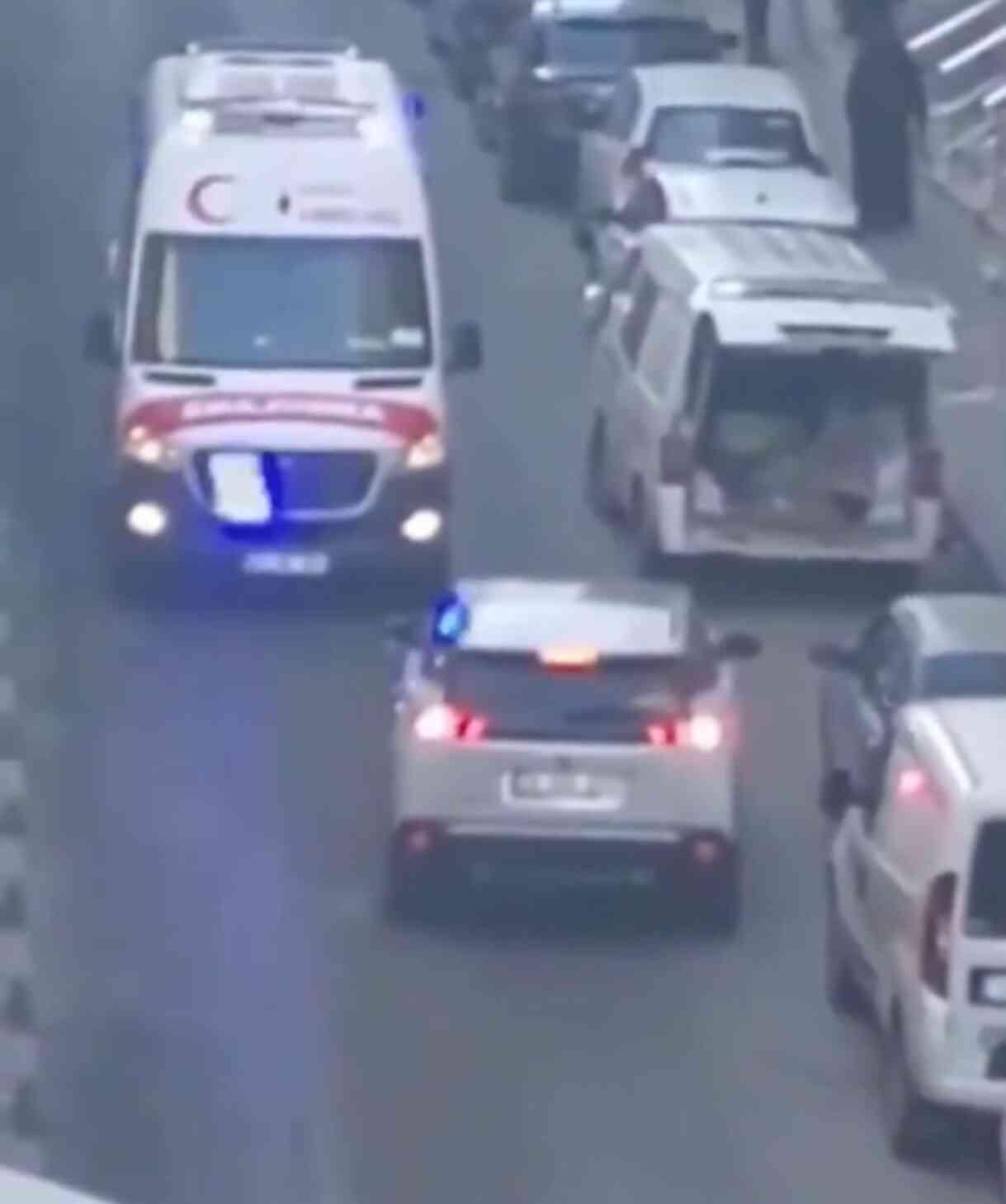 Vakaya giden ambulansa dakikalarca yol vermedi! Pes dedirten olay anbean kamerada