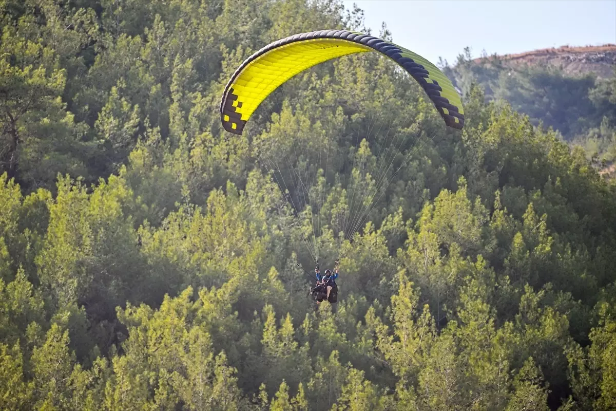 Adana\'da Kostümlü Yamaç Paraşütü Festivali Başladı